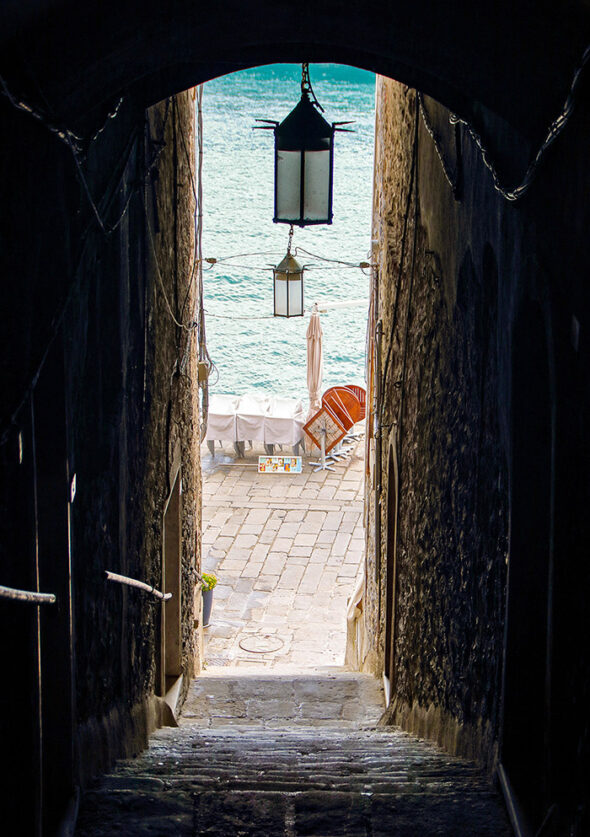 RY4WBB Old center of Porto Venere in Liguria, with its  narrow streets leading to the sea